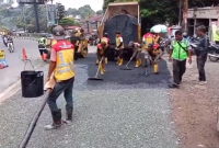 DPU Kabupaten Bogor Percantik Simpang Pasir Angin Megamendung, Hotmix Full Bikin Jalan Makin Nyaman.