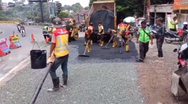 DPU Kabupaten Bogor Percantik Simpang Pasir Angin Megamendung, Hotmix Full Bikin Jalan Makin Nyaman.