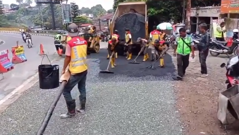 DPU Kabupaten Bogor Percantik Simpang Pasir Angin Megamendung, Hotmix Full Bikin Jalan Makin Nyaman.