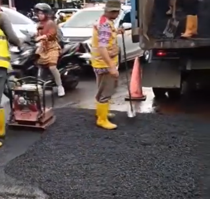 Rudy Susmanto Perintahkan Perbaikan Cepat, UPT Cileungsi Tangani Jalan Citeureup–Babakan Madang.