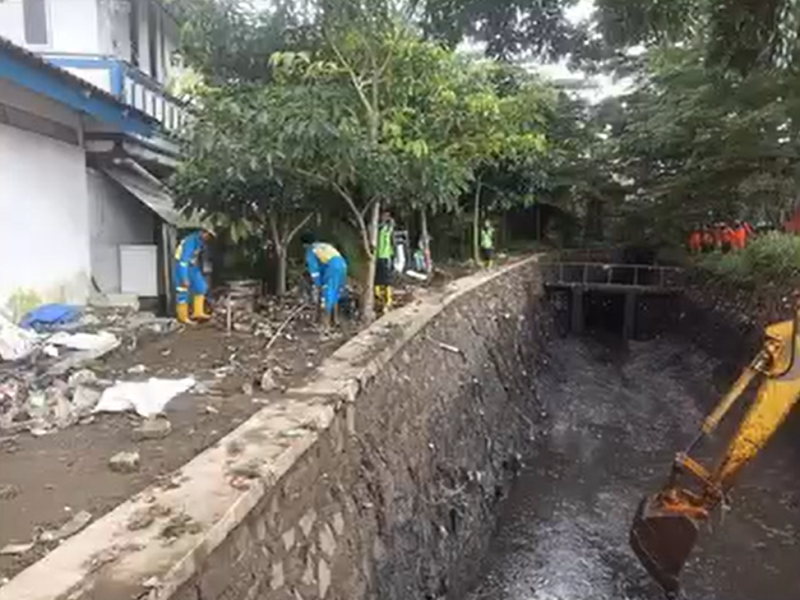 Instruksi Rudy Susmanto Ditindaklanjuti, Saluran Irigasi Cibalok di Simpang Ciawi Dinormalisasi.
