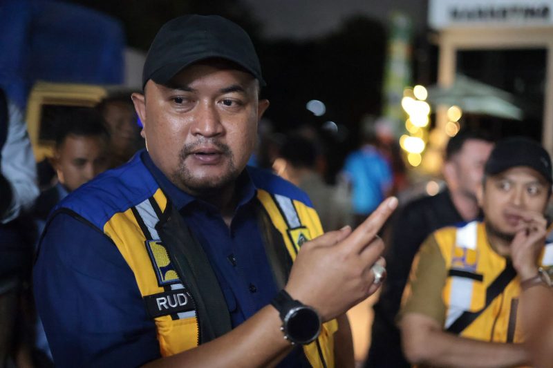 Tak Tunggu Pagi, Rudy Susmanto Cek Langsung Tambal Jalan Berlubang di Parung–Kemang.