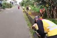 Rudy Susmanto Perintahkan DPU Bersihkan Bahu Jalan Jabon Mekar–Waru Jaya Parung.