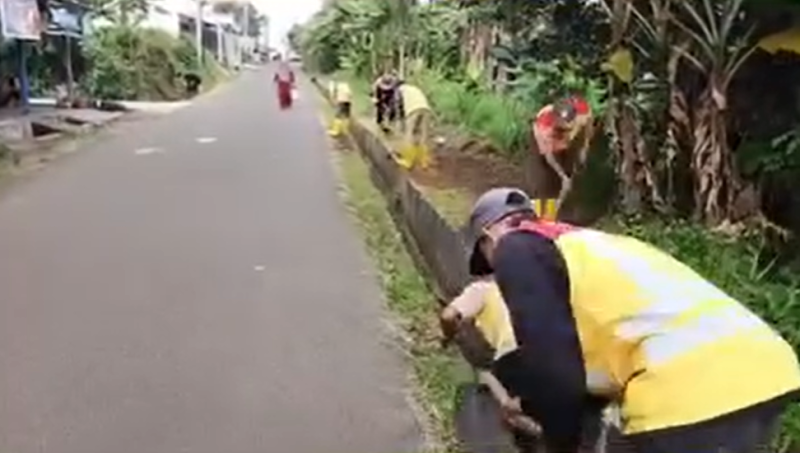 Rudy Susmanto Perintahkan DPU Bersihkan Bahu Jalan Jabon Mekar–Waru Jaya Parung.