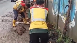 Bahu Jalan Cileungsi Kidul–Gandoang Dikupas, UPT Wilayah IX Cegah Genangan Sejak Dini.