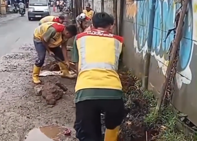 Bahu Jalan Cileungsi Kidul–Gandoang Dikupas, UPT Wilayah IX Cegah Genangan Sejak Dini.