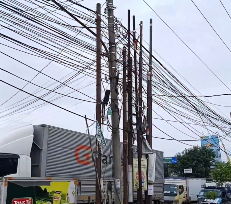Bupati Bogor Rudy Susmanto Minta Kabel Semrawut di Jalan Bomang Ditata.