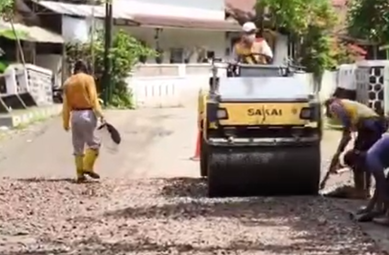 Respons Cepat Pemkab Bogor, Jalan Ace Tabrani Nanggung yang Rusak Kini Diperbaiki dengan Hotmix.