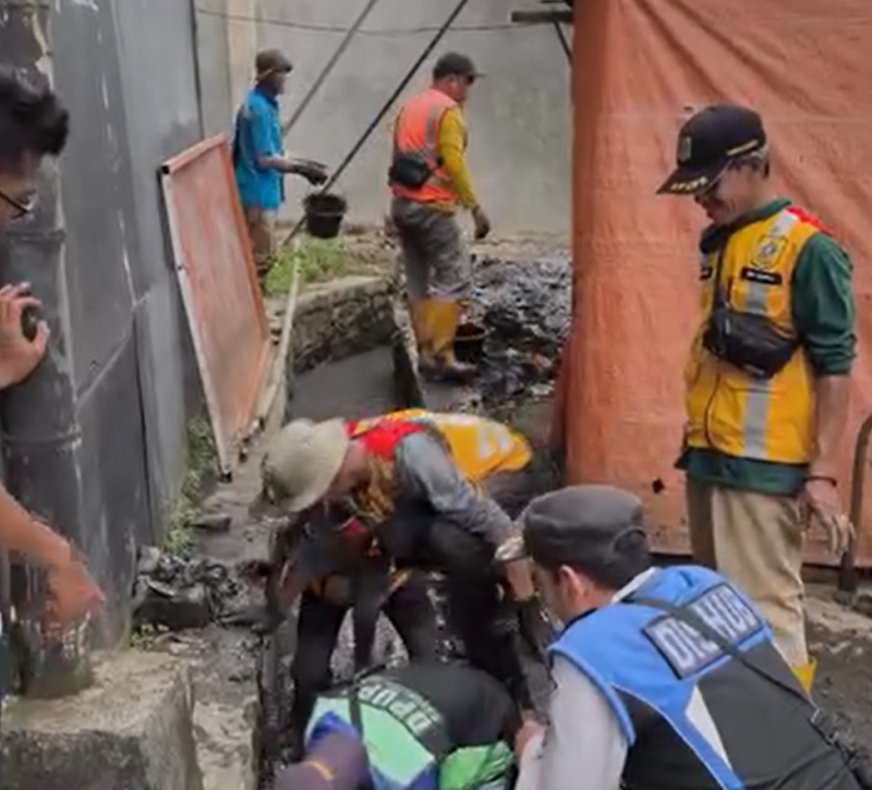 Saluran Tersumbat Sampah, Bupati Bogor Instruksikan Normalisasi di Terminal Leuwiliang.