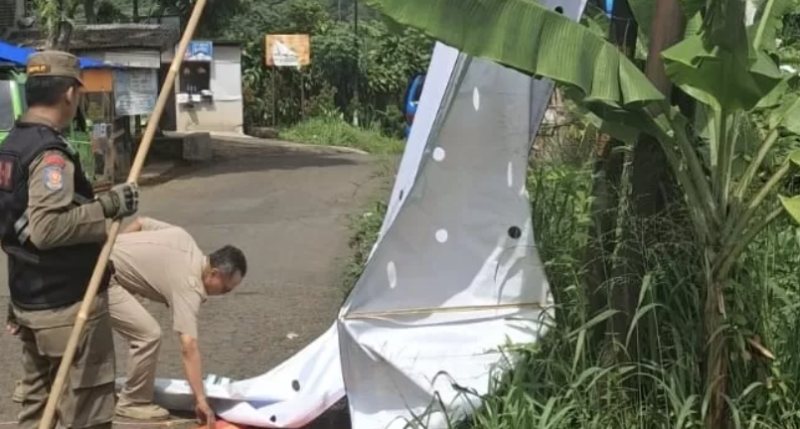 Spanduk Liar di Tamansari Ditertibkan Satpol PP, Total 20 Spanduk Dicopot.