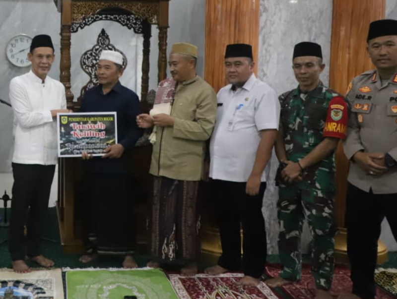 Tarawih Keliling di Sukaraja, Jaro Ade Ajak Masyarakat Perkuat Doa dan Kebersamaan.