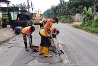 UPT Jalan Parung Perbaiki Ruas Jampang–Ciseeng–Prumpung Demi Keselamatan Pengendara.