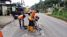 UPT Jalan Parung Perbaiki Ruas Jampang–Ciseeng–Prumpung Demi Keselamatan Pengendara.