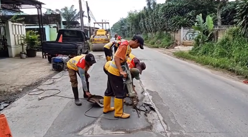UPT Jalan Parung Perbaiki Ruas Jampang–Ciseeng–Prumpung Demi Keselamatan Pengendara.