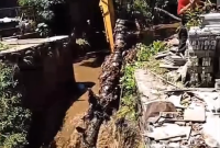 DLH Kabupaten Bogor Tertibkan Sampah Liar yang Menghambat Aliran Sungai Kalibaru.
