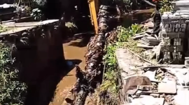 DLH Kabupaten Bogor Tertibkan Sampah Liar yang Menghambat Aliran Sungai Kalibaru.