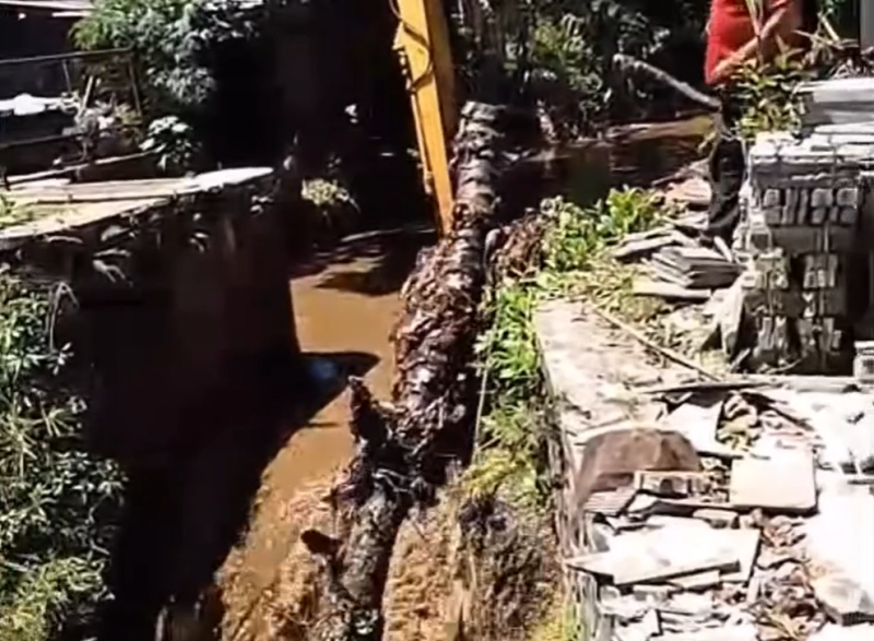 DLH Kabupaten Bogor Tertibkan Sampah Liar yang Menghambat Aliran Sungai Kalibaru.