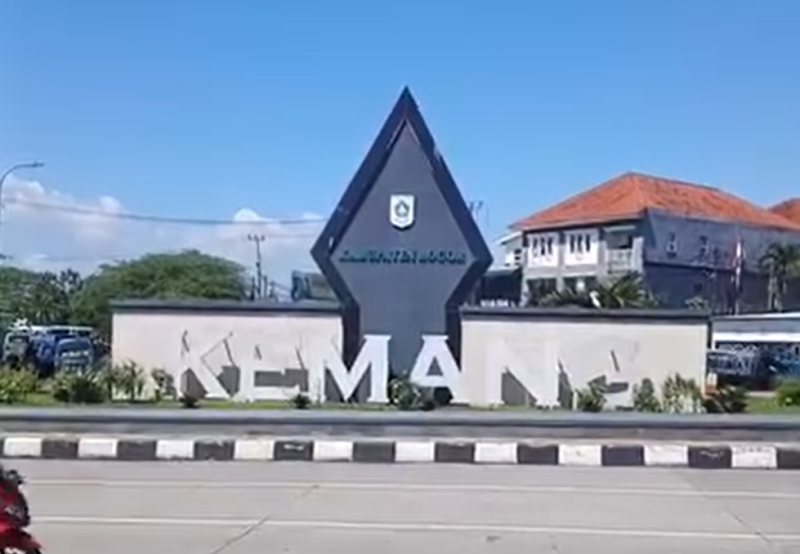 Penataan Tugu Kecamatan Kemang Bikin Kawasan Jalan Salabenda Kian Menarik.