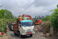 Pemkab Bogor Turunkan Puluhan Truk dan Alat Berat Bersihkan Tumpukan Sampah di Desa Kopo.