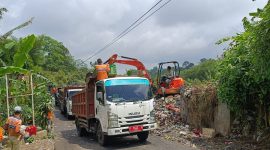 Pemkab Bogor Turunkan Puluhan Truk dan Alat Berat Bersihkan Tumpukan Sampah di Desa Kopo.