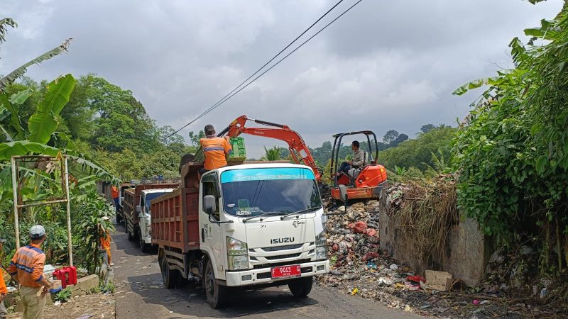 Pemkab Bogor Turunkan Puluhan Truk dan Alat Berat Bersihkan Tumpukan Sampah di Desa Kopo.