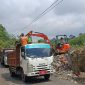 Pemkab Bogor Turunkan Puluhan Truk dan Alat Berat Bersihkan Tumpukan Sampah di Desa Kopo.