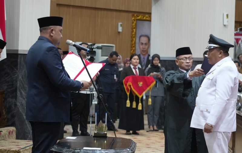 Rudy Susmanto Tekankan Kepemimpinan Berbasis Hati saat Lantik Kades Gunung Picung.