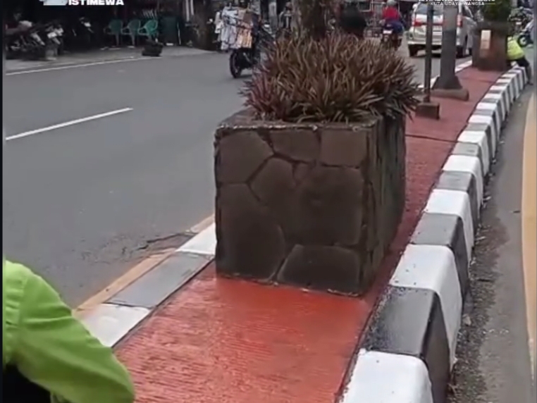 Median Jalan Jakarta-Bogor Diperbarui, Wujudkan Kota Lebih Rapi dan Aman. 