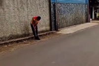 Pemkab Bogor Bersihkan Bahu Jalan Kemang–Rancabungur, Warga Desa Pabuaran Apresiasi.