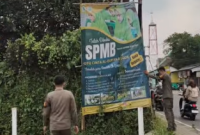 Perintah Rudy Susmanto, Satpol PP Cibungbulang Tertibkan Spanduk Tak Berizin.