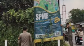 Perintah Rudy Susmanto, Satpol PP Cibungbulang Tertibkan Spanduk Tak Berizin.