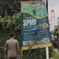 Perintah Rudy Susmanto, Satpol PP Cibungbulang Tertibkan Spanduk Tak Berizin.