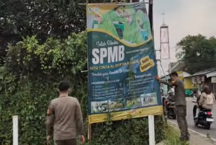 Perintah Rudy Susmanto, Satpol PP Cibungbulang Tertibkan Spanduk Tak Berizin.
