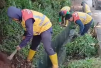 Gerak Cepat UPT Cileungsi Benahi Bahu Jalan Bojong–Gandoang.