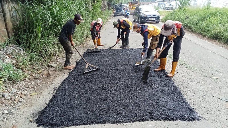 Jalan Pengasinan–Rawakalong Mulai Diperbaiki, Pemkab Bogor Tanggap Keluhan Warga. 
