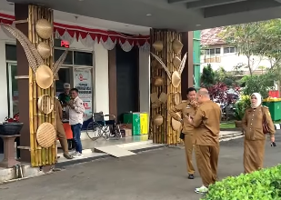 Sambut HJB ke-544, Kecamatan Cileungsi Tampilkan Dekorasi Khas Sunda.