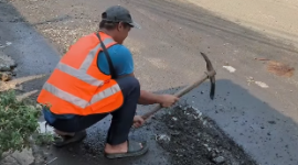 Demi Keselamatan Warga, Pemkab Bogor Perbaiki Jalan Rusak di Cibungbulang.