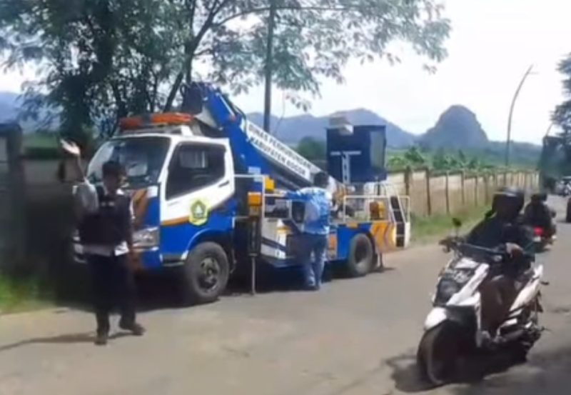 Pemkab Bogor Tindaklanjuti Aduan Warga Soal PJU Mati di Jalan Prada Samlawi. 
