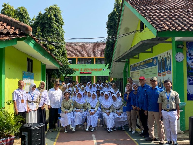 Diskominfo Kabupaten Bogor Ajak Pelajar Kenal Dunia Radio dan Broadcasting. 