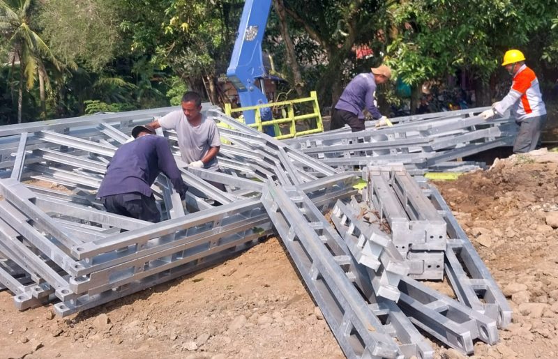 Jembatan Bailey Disiapkan untuk Sambungkan Kembali Akses Warga. 