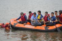 Rudy Susmanto Ajak Warga Rawat Sungai Lewat Aksi Tangkap Ikan Sapu-Sapu di Situ Citatah.