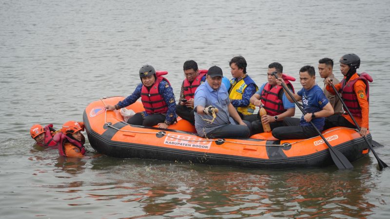 Rudy Susmanto Ajak Warga Rawat Sungai Lewat Aksi Tangkap Ikan Sapu-Sapu di Situ Citatah.