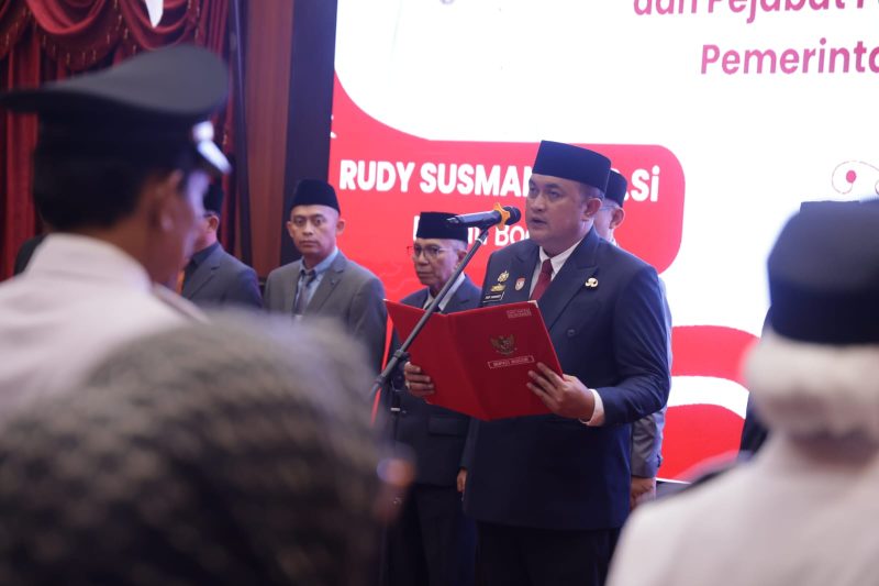 Bupati Bogor Resmi Kukuhkan 32 Pejabat, Dorong Birokrasi Lebih Profesional.