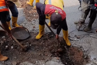 Keluhan Warga Ditindaklanjuti, Saluran Drainase di Kemang Kembali Lancar.