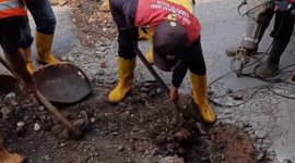 Keluhan Warga Ditindaklanjuti, Saluran Drainase di Kemang Kembali Lancar.