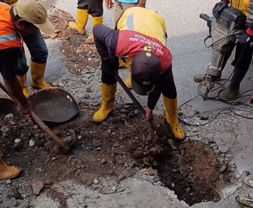 Keluhan Warga Ditindaklanjuti, Saluran Drainase di Kemang Kembali Lancar.