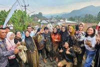 Ngubek Empang Meriahkan HJB ke-544, Warga Malasari Berburu Ikan dan Kebahagiaan.