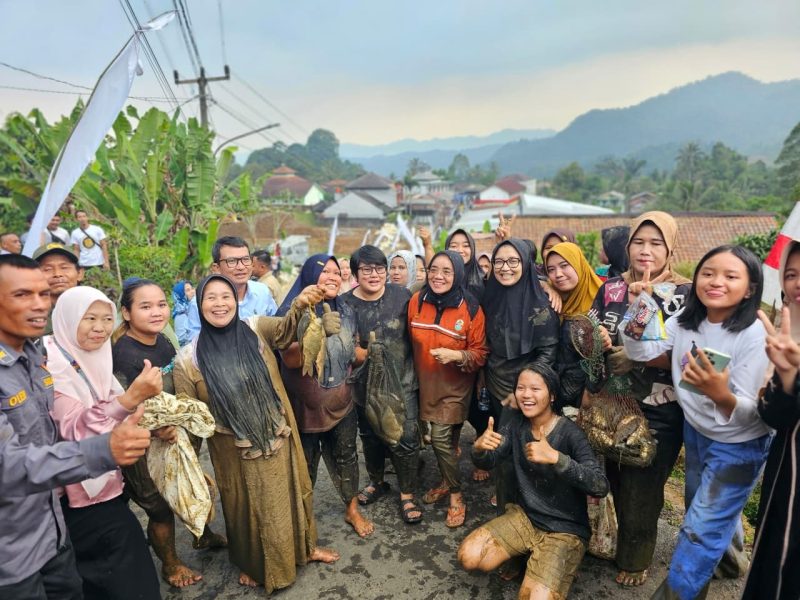Ngubek Empang Meriahkan HJB ke-544, Warga Malasari Berburu Ikan dan Kebahagiaan.