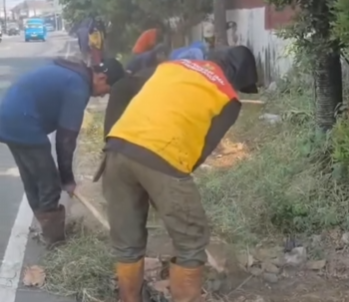 DPU Bogor Optimalkan Fungsi Drainase di Ruas Citeureup-Babakan Madang Demi Keselamatan Pengguna Jalan.