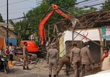 Pulihkan Fungsi Irigasi, 65 Bangunan Liar di Desa Cogreg Parung Dibongkar.